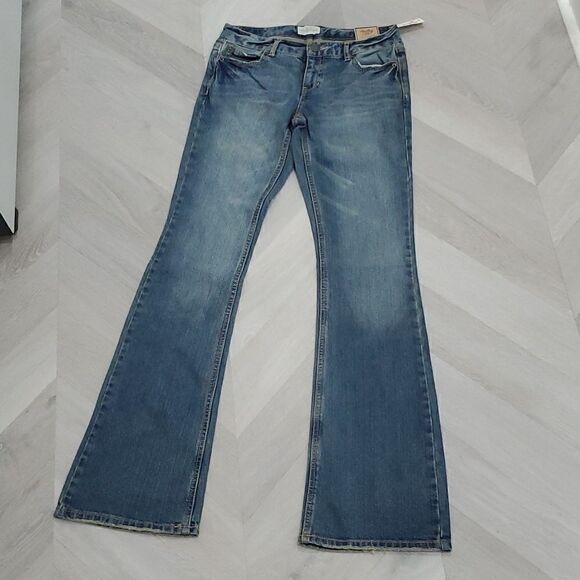 ✨️Aeropostale Hailey Flare, Low Rise, Slim Fit Jeans,  NWT,  Size 3/4 Long✨️ - Picture 1 of 8